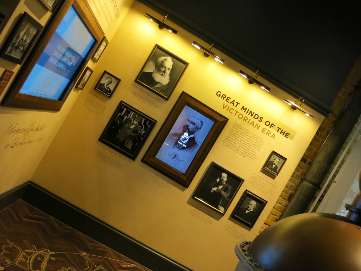 ビーフィーター博物館のヴィクトリア朝の偉人展示。創業者ジェームズ・バローの肖像