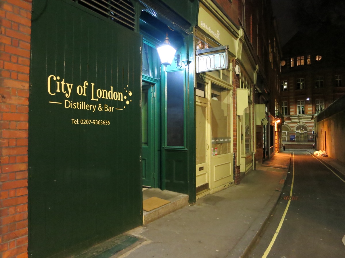 シティ・オブ・ロンドン・ディスティラリーの外観。緑の扉にCity of London Distillery & Barの文字