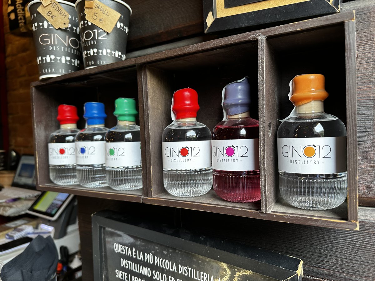 色とりどりのキャップのGinO12ミニボトルが棚に並ぶ