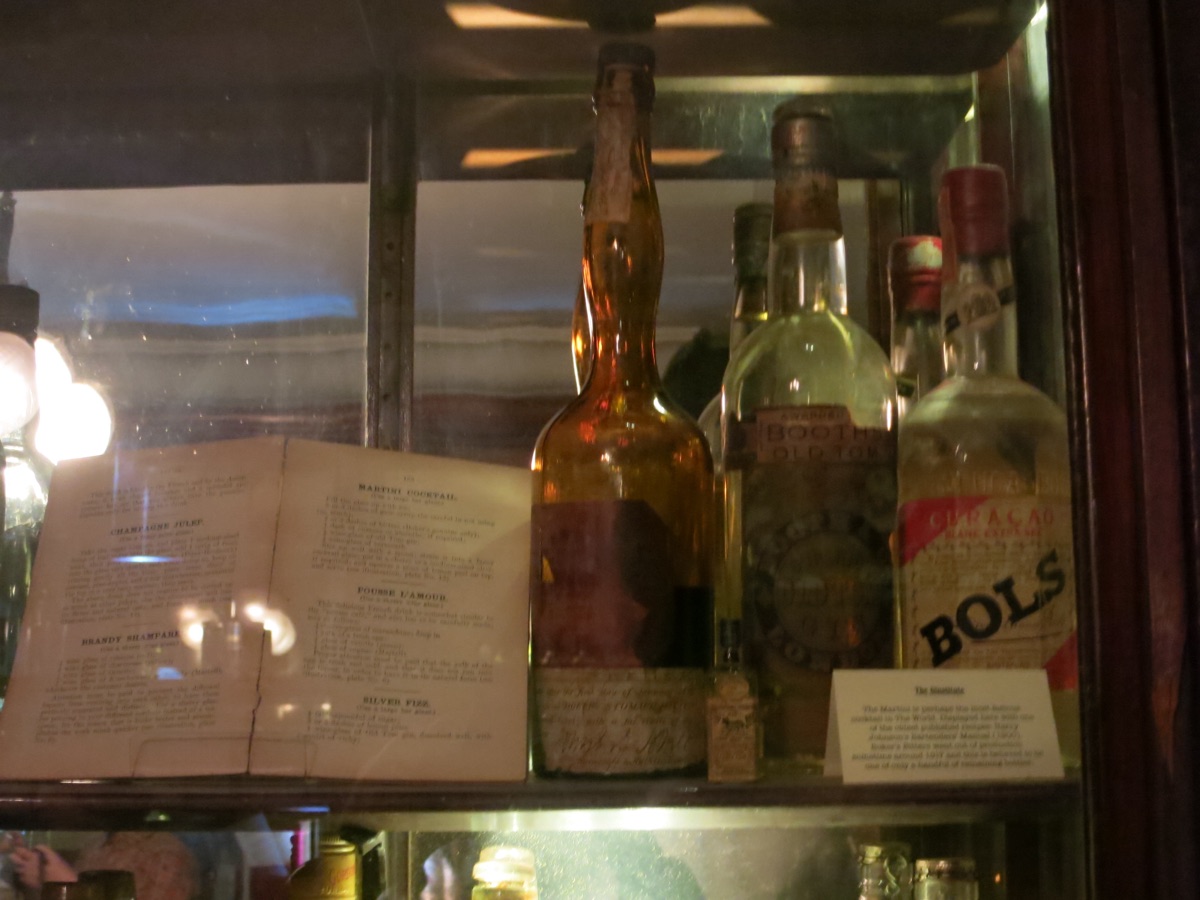 ジンスティテュートの古酒展示棚。オールドトムジンの古瓶と古書が並ぶ