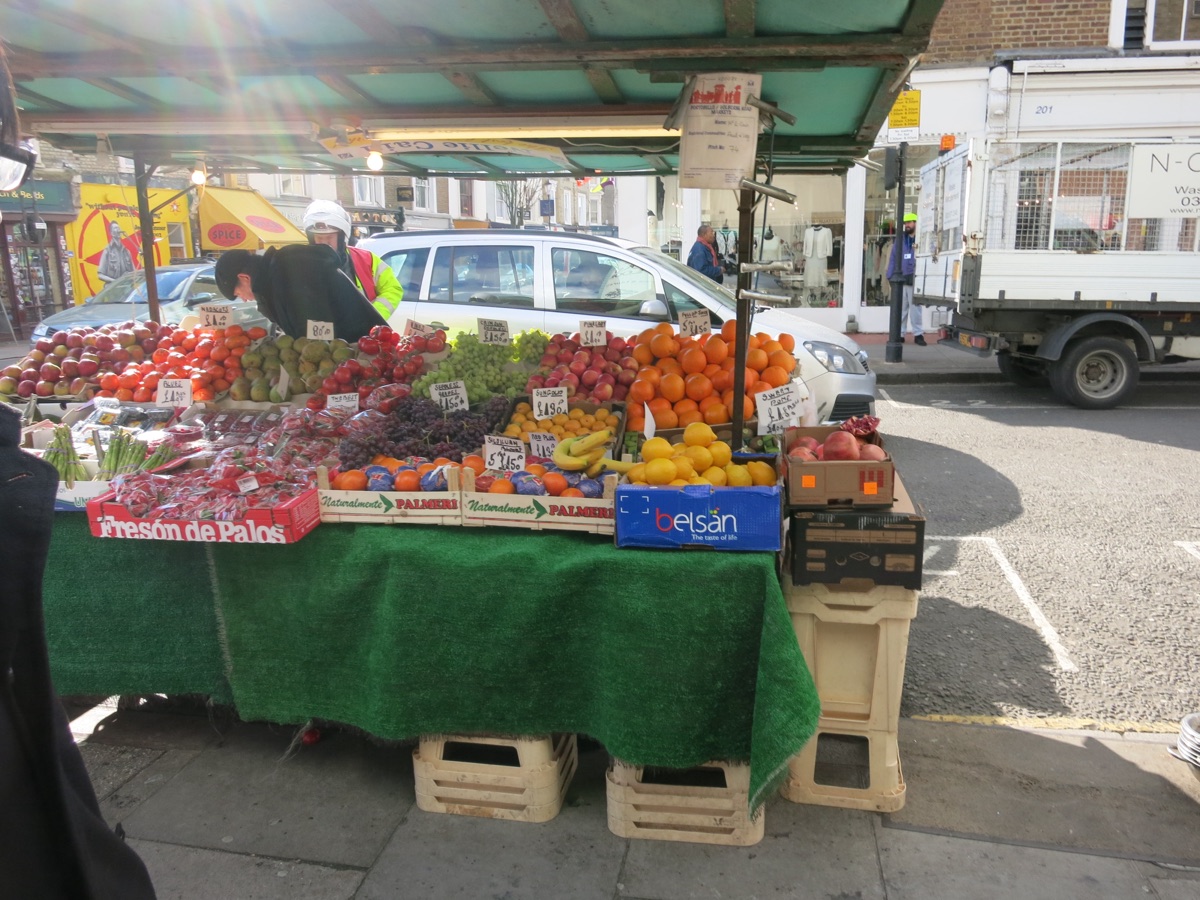 ロンドン・ポートベローロードの市場。果物の露店が並ぶ