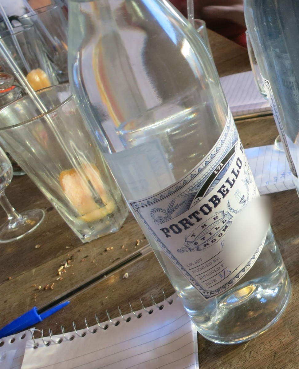 ジンスティテュートでブレンドしたオリジナルジン「Rocky's Gin」のボトル。手書きのラベル付き