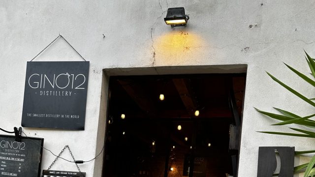 GinO12の入口と看板