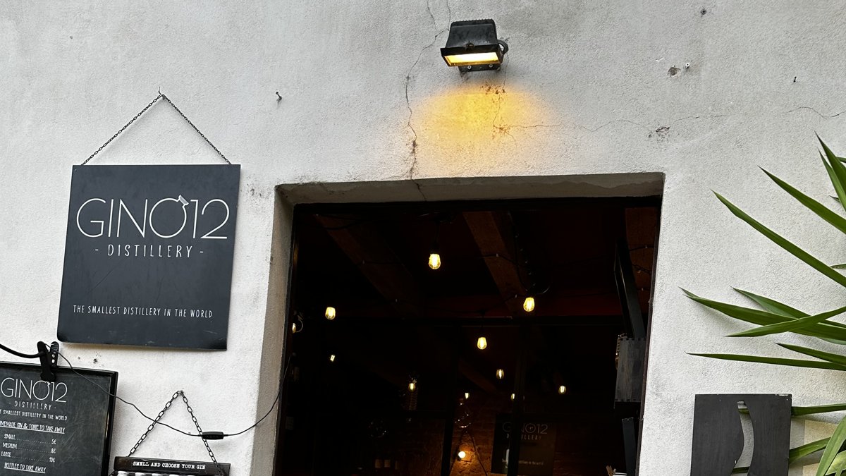 GinO12の入口と看板