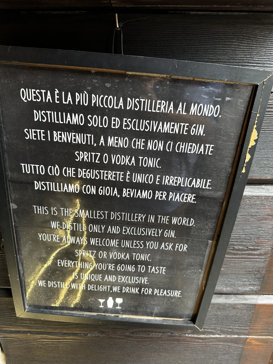 GinO12の入口に掲げられた看板。イタリア語と英語で店のポリシーが書かれている